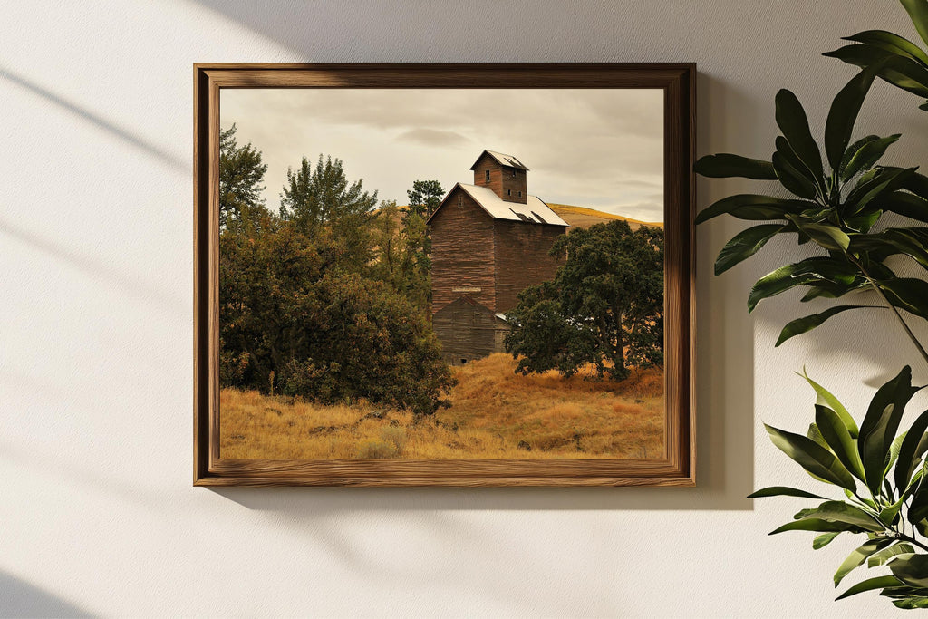 Abandoned Rustic Barn: Central Oregon Landscape Photography